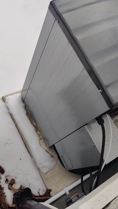 Utedel till luft/vatten-system låter konstigt utan varningar i displayen. Är detta normalt? Första vintern med systemet, söker råd från andra användare. Se video för mer information.
