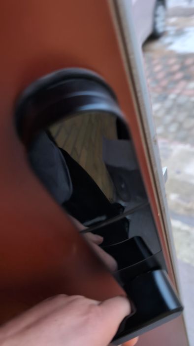 En video som visar ett problem med ett smart lås. Låset fungerade igen efter att batterierna togs ur. Trots utgången garanti, erbjuder Nimly hjälp för att lösa situationen, vilket påverkar den framtida användarens relation med produkterna.