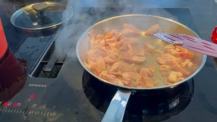 Upptäck hur en Siemens häll med inbyggd fläkt hanterar ånga och värme under matlagning. Denna video visar effektiviteten hos en 160 mm anslutning, vilket gör matlagningen problemfri och enkel. Perfekt för dig som söker tekniska lösningar i köket.