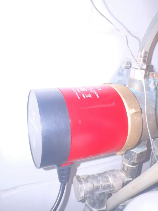 Utforska problem med en nyinstallerad Grundfos Comfort UP15-14B PM cirkulationspump i ett golvvärmesystem. Se hur pumpen startar och stannar omväxlande, samt överväg möjliga orsaker till störningar, såsom smuts eller blockering i värmeslingorna.