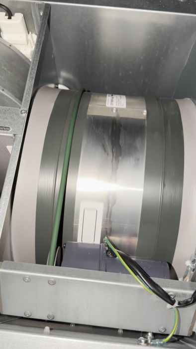 Film som visar hur problemet med fast ventilation löstes genom att manuellt rotera systemet. Diskuterar även oisolerade ventilationsrör efter renoveringen av badrummen och möjligheten att använda isolerstrumpor utan att behöva demontera rören.