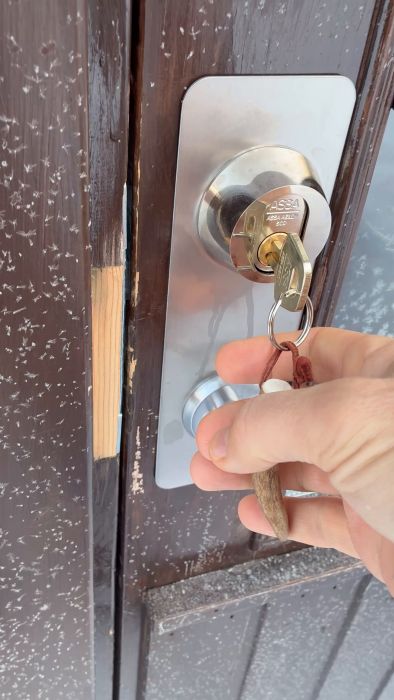 Se hur dörrlåset fungerar på ett ouppvärmt hus i Jämtland. Videon visar låsmekanismen och en dörr i bruk trots kalla förhållanden. Perfekt för dem som hanterar liknande miljöer.