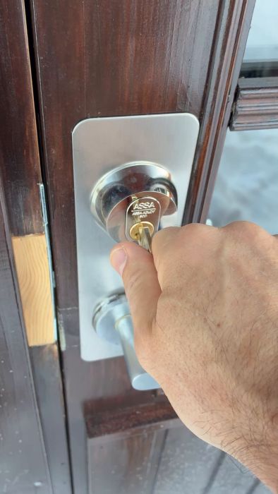 Kolla in låset på detta ouppvärmda hus i Jämtland. Filmen visar hur det ser ut på den enda dörren som fortfarande fungerar korrekt. Perfekt för dem som är nyfikna på hur byggkomponenter klarar sig i kalla klimat.
