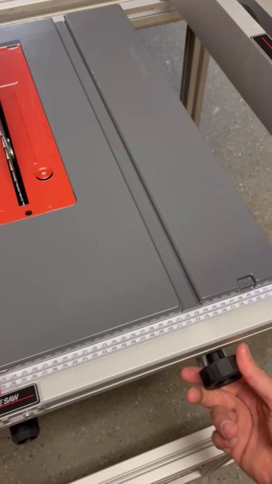 Upptäck reklamationsprocessen för Pela bordssågen genom bilder och videoklipp. Se hur problemen identifieras och hanteras för att säkerställa en fungerande såg för dina byggprojekt.