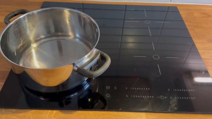 Spishällen slår av efter några sekunder. Videon visar hur reläet låter, samt att fläkten ibland startar. Möjligen en IKEA-häll från 2015. Återanslutning och strömlösning har inte hjälpt att lösa problemet.