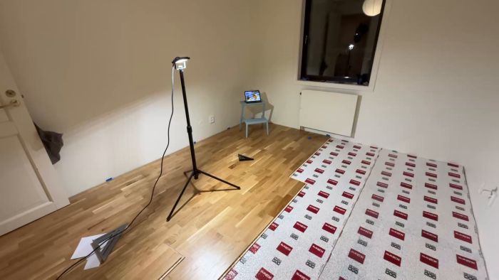 I denna video går vi igenom stegen för att lägga ett nytt trägolv i vardagsrummet, inklusive förberedelser och användning av rätt verktyg för en jämn yta.