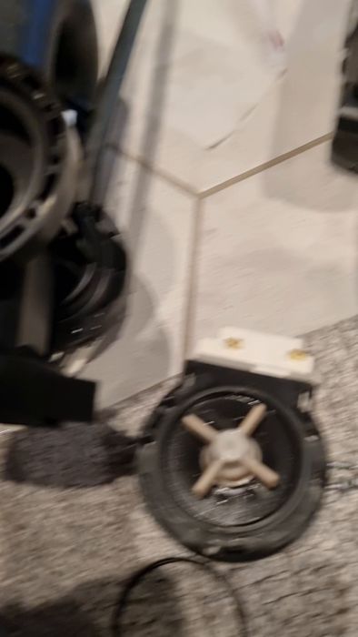 I denna video undersöker jag ett problem med dräneringspumpen i min LG Direct Drive tvättmaskin. Ett felmeddelande OE indikerar att dräneringsvattnet inte kan avlägsnas. Se min jämförelse av pumpens propellrar för att förstå problemet.