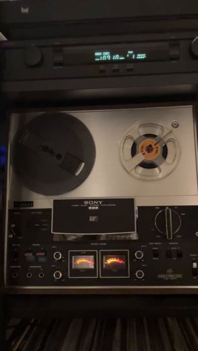 Se processen för hur en klassisk Sony rullbandspelare restaureras och ges nytt liv. Följ detaljerna och teknikerna som används för att återställa denna ikoniska ljudutrustning till sitt ursprungliga skick.