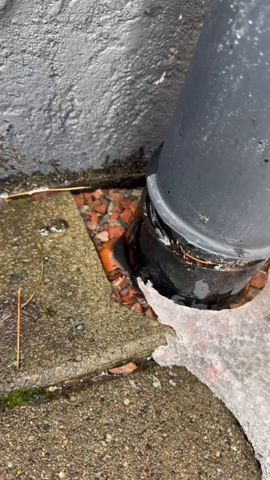 Videon visar en läckande stupränna vid anslutningen till dagvattenröret. Behöver tips på verktyg och material för att laga och installera lövrens. Hur fixar man bäst kopplingen?
