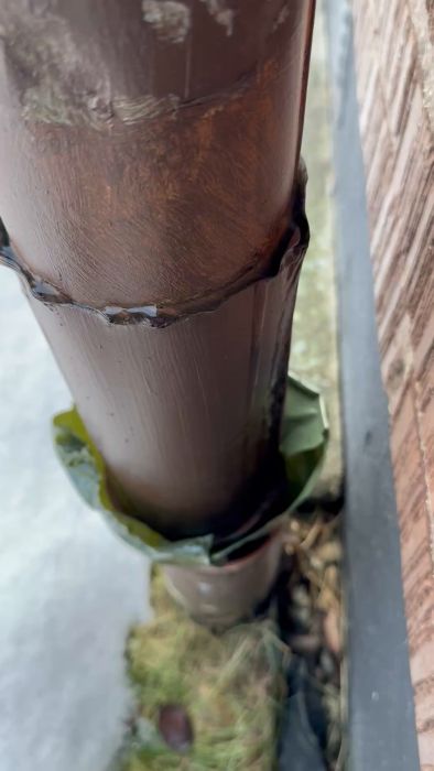 Upptäck hur du kan laga läckande kopplingar i stuprör och vilka verktyg och material som behövs. Vi diskuterar även valet mellan lövrens och renstratt för bättre vattenflöde. Ta reda på bästa lösningar för ditt renoveringsprojekt.