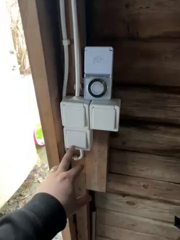 En video som visar ett problem med blinkande armaturer i garaget. Trots att alla kablar är åtdragna och spänningen visar 220V överallt, kvarstår problemet. Frågan är om armaturerna är trasiga eller om det finns andra felsökningssteg att överväga.