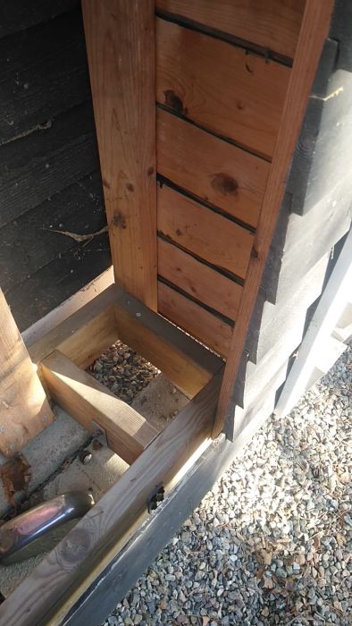 Följ med när jag spontant beslutar mig för att byta till sommardäck på en av våra bilar och fångar processen genom några bilder. Ett enkelt steg i bilvård med fokus på säkerhet och prestanda under sommarhalvåret.
