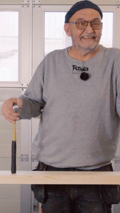 Följ med på en intervju med Mårten, en erfaren snickare med 33 års erfarenhet, som svarar på 12 frågor om vad som gör en hammare bra. Ta del av hans insikter och råd i denna informativa video.