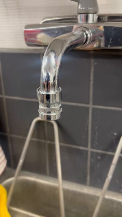 Upptäck en smart lösning för att ansluta en snabbkoppling till vattenkranen i garaget. Perfekt för den som vill undvika att skruva och göra vardagen enklare.