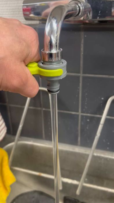 Se hur en gardenakoppling påverkar vattenstrålens styrka i detta klipp. Perfekt för dig som undrar över kraften i vattenflödet vid användning av olika kopplingar.