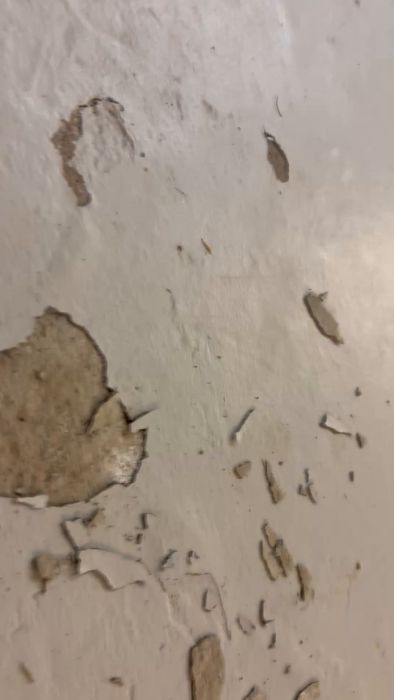 Upptäck hur du kan jämna till ditt betonggolv i källaren. Filmen visar vilka verktyg du behöver för att slipa av färg och hantera ojämna ytor innan du lägger nålfiltsmatta.