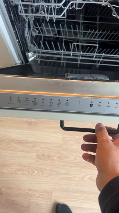 Vi kan inte montera diskmaskinsluckan i vårt Havstorp-kök. Skruven till vänster fäster inte. Snickaren nämner att en plastbit saknas. Någon som kan hjälpa oss förstå vad som fattas eller vad vi gör för fel?