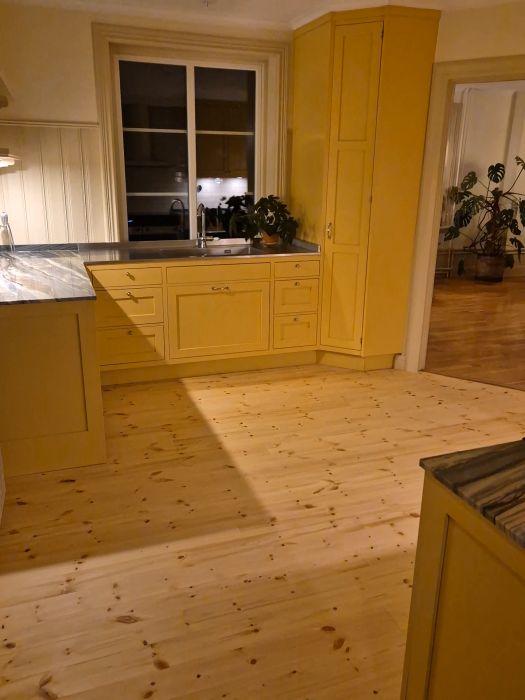 Upptäck det nyrenoverade köket som nu är helt klart. Den totala kostnaden för renoveringen landade på 950 000 kr, inklusive allt. Se hur investeringen har förvandlat köket med eleganta detaljer och modern design.
