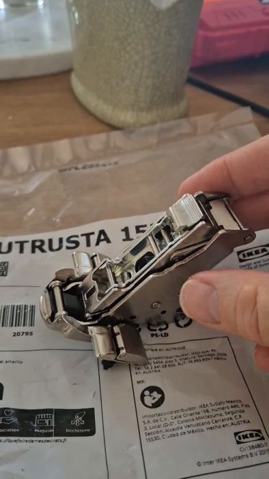 Upptäck hur du återfår formen på ett ihoptryckt gångjärn. I videon demonstreras tips och tekniker för att montera gångjärnet när det inte kan hanteras korrekt. Få råd om var du ska sätta in en platt skruvmejsel för att lösa problemet.