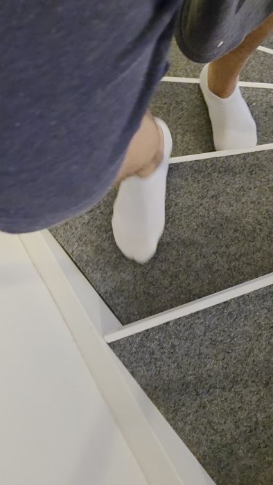 Har du problem med att trappan knarrar? Trots att du dragit åt alla skruvar kanske problemet kvarstår. Här delar vi med oss av tips och idéer för att åtgärda knarrande trappor. Undvik frustation och lär dig hur du kan hantera detta vanliga problem.