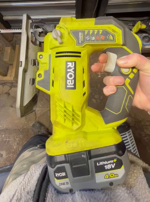 En sticksåg från Ryobi stannade plötsligt medan jag sågade en 15 mm skiva. Bladet rör sig och ström finns, men motorn startar inte. Har bytt batterier och väntat för eventuell överhettning. Hur kan jag felsöka detta utan garanti?