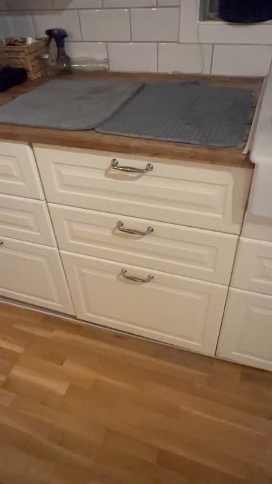 I den här videon visas de problem som uppstått vid installation av ett IKEA glid- och skensystem. Trots försök att justera fjädrarna är luckan tung och instabil. Diskussion om möjliga lösningar på detta frustrerande problem.