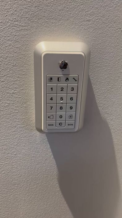 Upptäck källan till det okända ljudet i ditt Verisure-larm. Diskussionen handlar om hur man identifierar en signal som hörs två gånger, vilket antas vara en varning för svagt batteri i dörrmagneterna. Få insikter från andra användare.