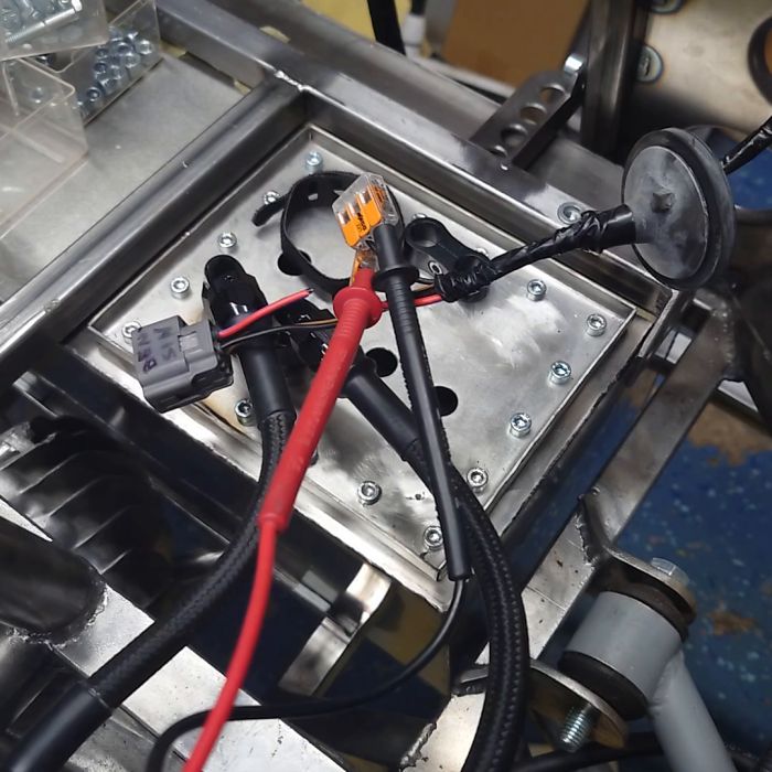 Upptäck hur felaktiga anslutningar av oljetryck och pump orsakar förvirring i ett motorprojekt. Se hur slangen från genomföringen till pumpen endast passar på vänster sida, vilket leder till frustration och behov av korrigeringar.