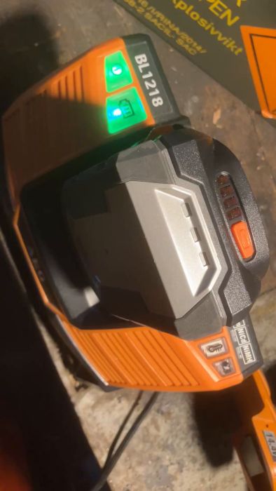 Denna video visar processen för att ladda ett BL1218 batteri korrekt. Se hur indikatorlamporna fungerar och lär dig viktiga tips för att förlänga batteriets livslängd och prestanda i ditt byggprojekt.