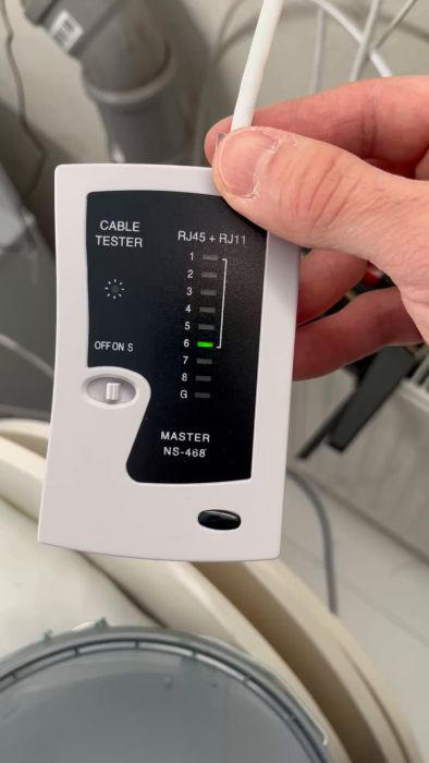 Följ med ner i källaren och se när jag testar en CAT6-kabel med en kabeltester. Trots olika portar fungerar en kabel inte korrekt. Möjligen beror det på kabeln eller kopplingarna. Felkod 5 kvarstår trots att jag byter koppling på hanen.