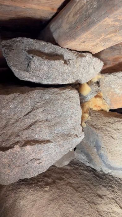 Utforska om och hur man ska isolera torpargrunden i en sommarstuga. Diskutera materialval och upplägg, samt överväg att använda åldersbeständig plast för att förhindra fuktproblem. Perfekt för dig som vistas i huset året om och använder braskamin för uppvärmning.