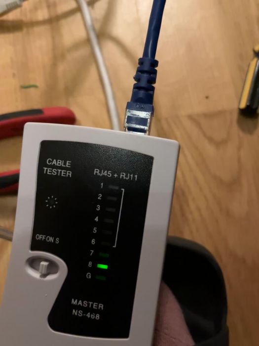 En video som visar användningen av en kabeltestare efter byte till en Keystone-kontakt, men där samma problem kvarstår. Förfrågan om fler idéer för att identifiera kabelproblemet.