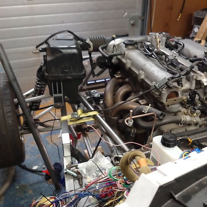 Videon visar en motor som fungerar, men där instrumenten slutat fungera. Diskutera möjliga orsaker och lösningar på problem med en motor som nu ryker från slangen till den tidigare kupevärmaren.