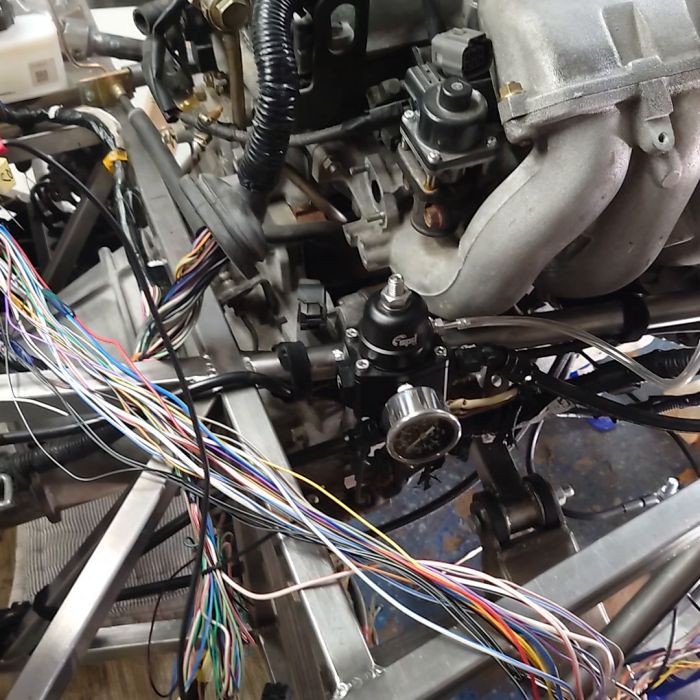Efter att ha fått motorn att fungera slutar instrumentet att fungera. Oroväckande rök från slangen till den tidigare kupevärmaren observeras. Hur går man vidare när nya problem uppstår? Diskutera möjliga lösningar och erfarenheter inom motorreparation.