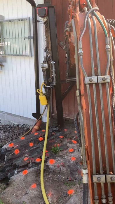 Se hur en grävmaskin används för att borra 32 mm hål på 80 cm djupt på under en minut per hål. Genom att använda en borrkrona och vatten på hammaren ökas effektiviteten dramatiskt.