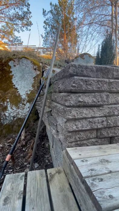 Utforska metoder för att snygga till din gamla stödmur utan att byta sten. Lär dig om grävning, användning av markduk och fyllning med Leca och matjord för ett hållbart resultat.