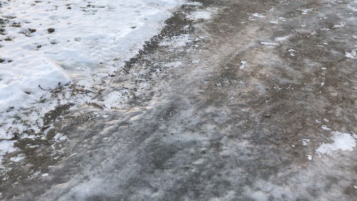Utforska skillnaden mellan standarddäck och Maxxis Zilla på is. Filmen visar däckens grepp i olika förhållanden och ger tips på hur man hanterar isiga underlag effektivt. Perfekt för den som behöver optimera grepp och säkerhet vid vinterkörning.