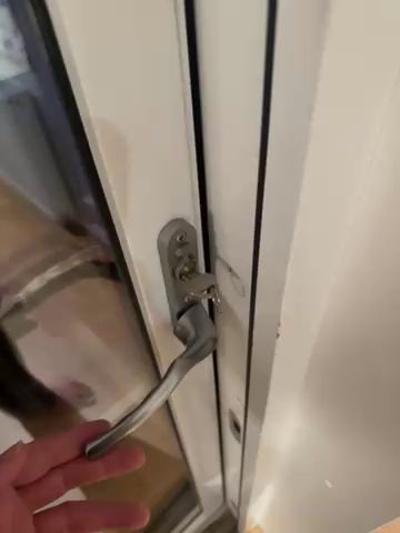 En video som visar hur du enkelt fixerar och justerar ett dörrhandtag för att säkerställa korrekt funktion. Perfekt för hemmafixaren som vill lösa dörrproblem snabbt och lätt.