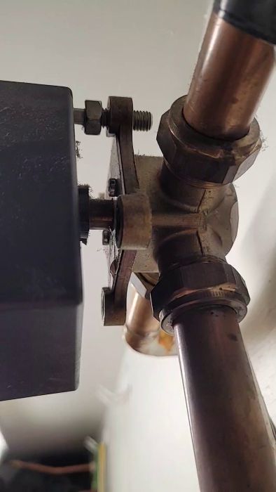 Förstår du hur man tar bort en shunt motor och byter O-ringar utan att tömma systemet? Denna video visar processen och ger tips om att hantera läckage kring axeln.