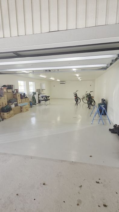 Planerar du att omvandla en del av ditt garage till hemmakontor? Se hur ett projekt optimerar ett 13x6 meters garage, skapar ett 6x3 meters kontor, och inkluderar lösningar för varmvattenberedare och hydropress.