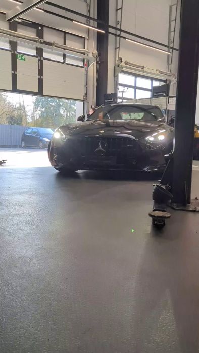 Upptäck hur dålig automatlådeolja kan påverka din bils prestanda. Den här filmen visar exempel på extremt smutsig olja som kräver omedelbar uppmärksamhet. Se varför regelbundet underhåll är avgörande för en fungerande bil.