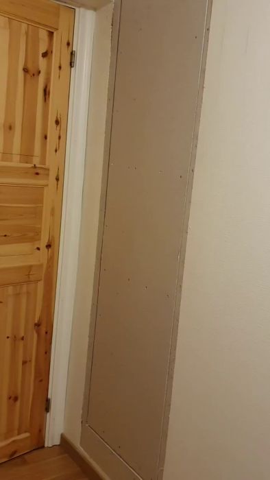 Utforska hur en gammal källare omvandlades till ett whiskeyförråd med en lönndörr. Videon visar installation av en elektromagnet och RFID-läsare för en gömd dörrmekanism. Perfekt för hemliga utrymmen och säker förvaring av dryck i ett svalt källarklimat.