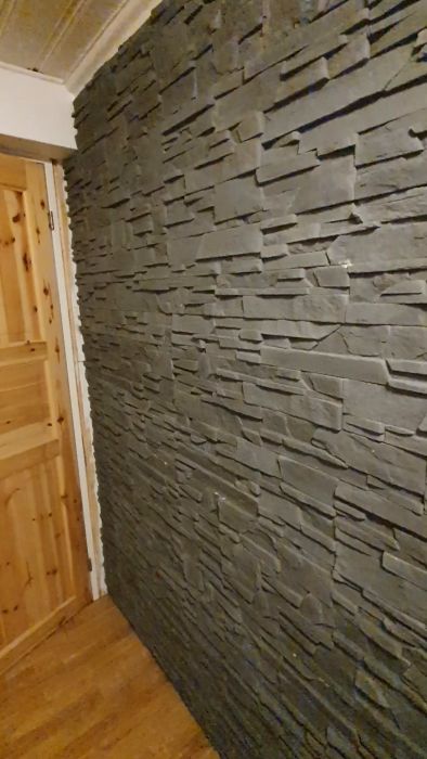 Upptäck hur jag omvandlade ett gammalt källarrum till ett whiskeyförråd med en lönndörr. Jag använde en stenvägg och en ESP8266 med RFID för att skapa en hemlig, teknisk lösning som triggar dörren att öppnas. Ett DIY-projekt som kombinerar hantverk och elektronik.